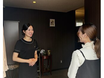 エステティックサロン プレゼン/スタッフが笑顔でお出迎え(^^)/