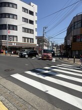 キャンディ 海老名駅前店(Candy)/セブンイレブンの信号を渡ります