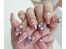 ビジューネイルで派手！