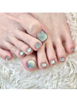 リファインネイル(refinenail)の写真/大人気マグネットネイルでシンプルでも足元を華やかに輝かせてみませんか☆