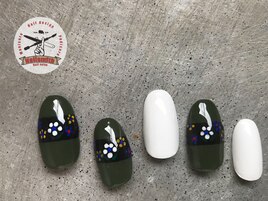 モスグリーンのレトロフラワー