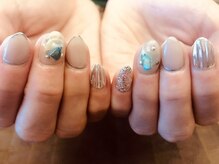 プラハネイル(+HER 美甲)/ミラーストライプ×シェル