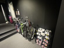 スウィング トゥウェンティフォーセブン 新宿店(SWING24/7)の雰囲気（レンタルクラブ、レンタルシューズも無料♪手ぶらでOK！）