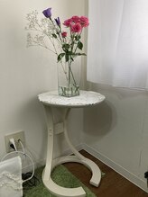 椎名亮 整体院/店内には生花を飾っています