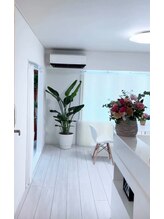 ブプラ 尼崎店(BUPURA)/白を基調とした落ち着いた空間