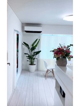 ブプラ 尼崎店(BUPURA)/白を基調とした落ち着いた空間