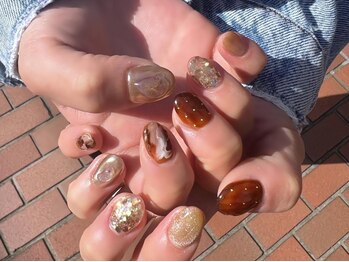 ノラ ミナミアオヤマ(NORA MINAMIAOYAMA)/クリアブラウンのニュアンス