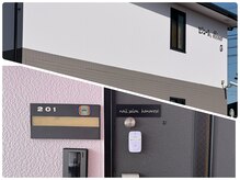 ハナローズ(hanarose)/ピンクのツートンの建物です