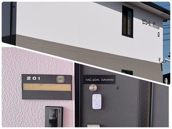 ハナローズ(hanarose)/ピンクのツートンの建物です