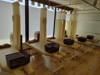 きずな整骨院 一宮院/院内広々で施術ベッド８台
