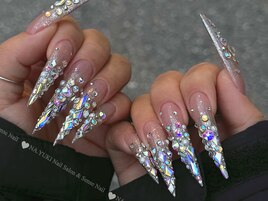 きらめくビジューのロング美爪