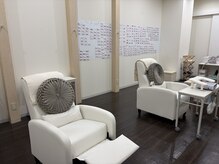 はあとねいる イオンリカー&ビューティー川西店の雰囲気（施術時間中くつろげるソファー）