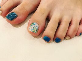 ブルー系フットネイル。
