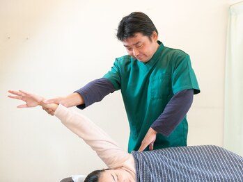 整体院みずたま/肩回りの施術風景