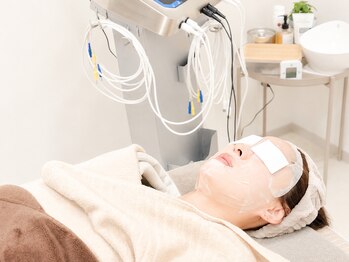 美容整体 ソワンの写真/40代からのくすみ・ハリ不足に!EMS×ヒト幹細胞美容液で内側から輝くツヤ肌へ導く大人のエイジングケア♪