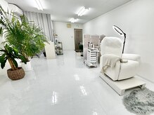 河内山本駅徒歩3分の白を基調としたまつ毛と眉毛サロンです