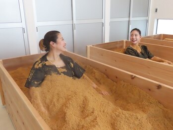 サン アンド ラピス(SAN&LAPIS)の写真/【一緒に楽しく温活DAY♪】自分だけの贅沢空間を一人で楽しむも良し、友達・カップルと一緒に楽しむのもOK!