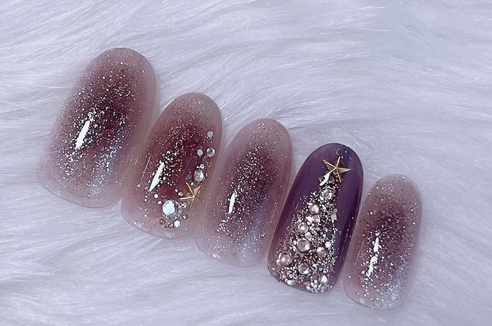 2025年-2026年冬トレンド】チーク ハンドのネイルデザイン集｜人気順