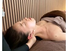 "頭皮"から引き上げる筋膜小顔矯正とボディオイルが同時に叶う