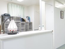 元気堂マッサージはり灸整骨院/白とグリーンが基調の整骨院です