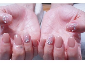 プチリリィ(Petit Lily)/煌びやかなストーンアート