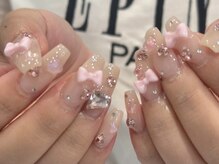 パーツたくさんなデザインも大歓迎♪大人気のワンホンネイル！