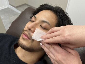 ソエ バイ ミレボ 小倉(soe by me.rebo)の写真/おでこや頬など、顔周りのWAX脱毛で、産毛を処理し、第一印象を明るい印象に＊美肌効果も◎(メンズ眉毛)