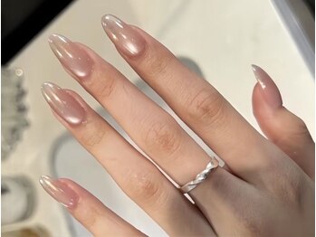 ネイルサロン ドルチェ(Dolce)の写真/初めてネイルはもちろん特別な日もお任せ！大人の指先にピッタリな光を纏う繊細マグネットが大人気♪