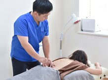 アレス鍼灸整体サロン/背面の施術