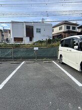 シェリ(cheri)/線路沿いの駐車場です