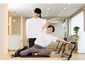 ミータイムピラティス(me time pilates)/背骨を動かし根本からの姿勢改善