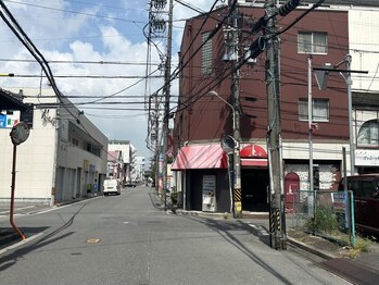 アルプラッシュブロウ(a.l.p lashbrow)/【駐車場案内1】交差点を右折