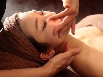 エスケークイーン(SK Queen)の写真/【脱！たるみ顔◎ハリ艶GETで若々しい印象に】フェイシャル＋デコルテ＋ヘッド￥7700　