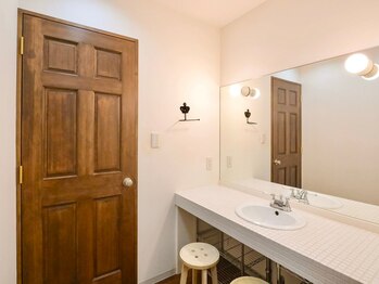 整体院リフィール/お化粧室も明るく広々です。