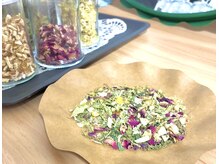 温活&美肌管理サロン su:su 福岡糟屋【よもぎ蒸し/毛穴/小顔/シミ/シワ】の雰囲気(選んだハーブは今の気持ち。よもぎと一緒に蒸して自分を整える。)