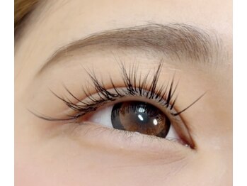 ワイズビューティーサロン(Y’s Beauty Salon)の写真/大人世代の目元を繊細技術のバインドロックで整え自然な濃さと長持ちを叶える専門性の高い施術です♪