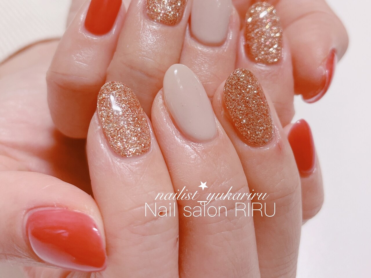 ネイルハンド 2025年-2026年冬トレンド】レッド シンプル ハンドのネイルデザイン集