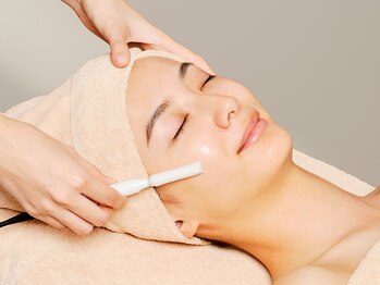 イービーシーシー新宿(e.b.c.c.)の写真/本気の透白肌へ【毛穴・ニキビケア・美白のトリプル浸透ケア75分】美肌専門店の肌質改善ケアで老け顔対策