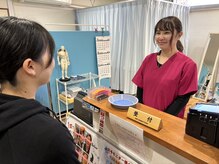 岡谷市民美容整体院/ まずは玄関すぐの受付へ