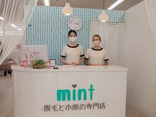 ミント(mint)の雰囲気（エスカレーターで3階へ。可愛いmintカラーが目印です☆）