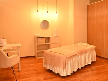 エミレ(EMIRE)の写真/《完全個室だから初めての方でも安心》落ち着く空間とこだわりの内装＆広々とした駐車場を完備◎