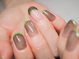 ブラックに鮮やかグリーンが合う