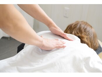 コパ整骨院/肩や背中のハリもほぐします