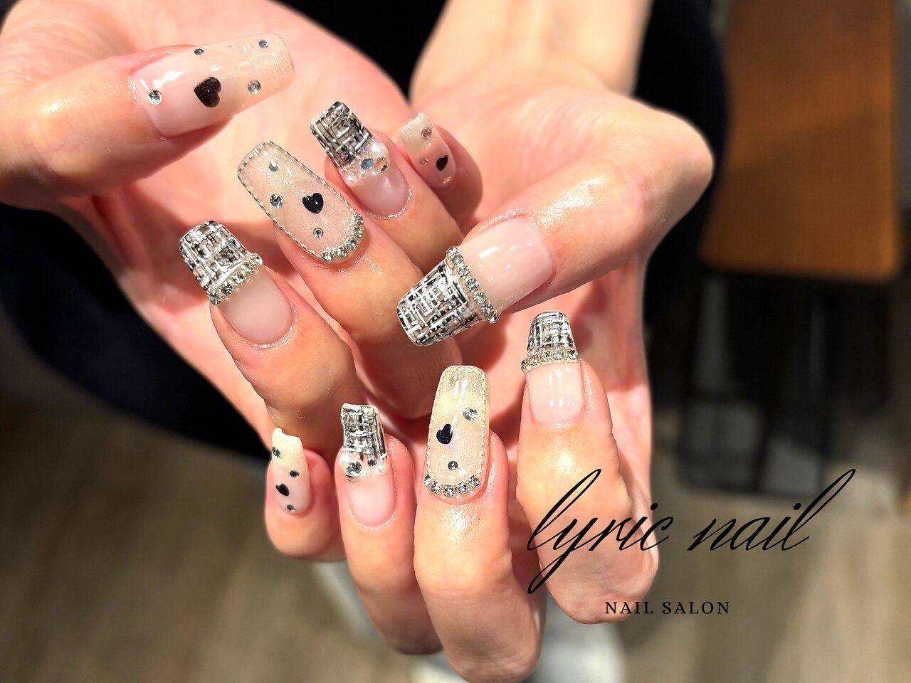 2026年春トレンド】ブラック ツイードのネイルデザイン集｜人気順｜4