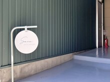 サク 野々市店(Sacu)の雰囲気（緑の外壁のアパート1階、左手のシルバーのドアが入口です！）