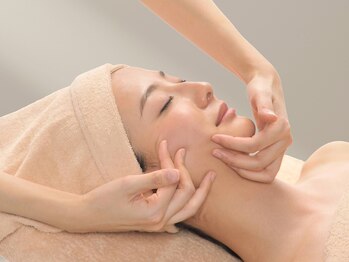 イービーシーシー新宿(e.b.c.c.)の写真/ニキビケアで大人の凸凹肌へアプローチ【肌荒れ強化ケア＆毛穴洗浄70分】プロ技で肌質改善はお任せ