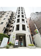 ヨモギー 麻布十番店(YOMOGii)/特徴的な丸みのある建物外観