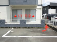 駐車場番号【9番】→お部屋へは矢印の通路をお進み下さい