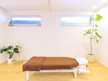 のと整体 金沢本院/明るくゆったり過ごせる待合室