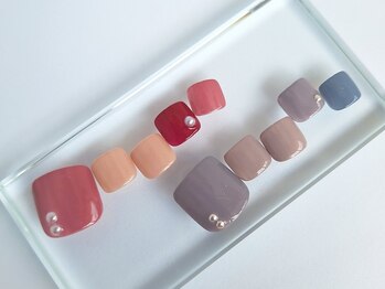 ネイルクリニック(NAIL CLINIC)の写真/ケア専門店ならではのこだわりの技術と仕上がりの美しさ。季節に合わせフットネイルで洗練された足元へ。
